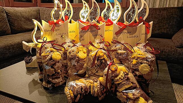 Dieses Eberfinger Lichtle mit einer Tüte voller Weihnachtsbrötchen bekamen 22 Senioren in Eberfingen überreicht. Bild: Ephraima Hoch