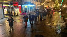 Rund 50 Menschen hatten sich am Dreikönigsabend für einen sogenannten Montagsspaziergang durch die Innenstadt getroffen.