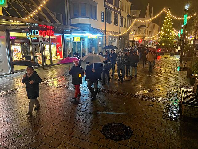 Rund 50 Menschen hatten sich am Dreikönigsabend für einen sogenannten Montagsspaziergang durch die Innenstadt getroffen.