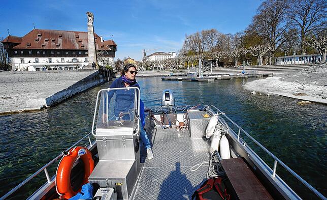 Christina Helmer, Kennerin der Untiefen, muss sehr wohl aufpassen, wenn sie langsam aus dem Gondelehafen fährt, denn die Furt ist ...