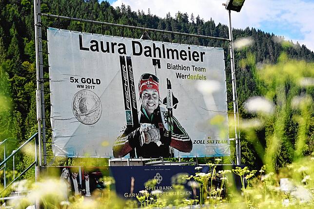 Ein großes Plakat mit Laura Dahlmeier hängt neben der Schießanlage auf der Biathlon Trainingsstrecke nahe Garmisch-Partenkirchen.