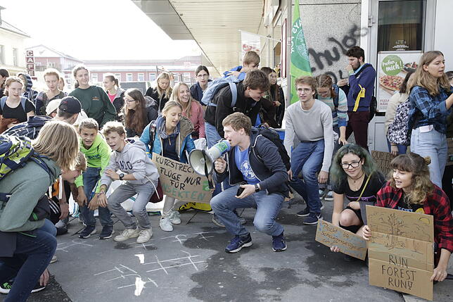Bild 2: Losmarschieren und sitzen bleiben: 300 Menschen aller Altersgruppen gehen in Singen für den Klimaschutz auf die Straße