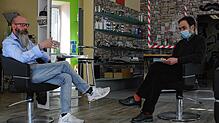 Friseurmeister Daniel Kelbing (links) im Gespräch mit SÜDKURIER-Mitarbeiter Jörg Büsche.