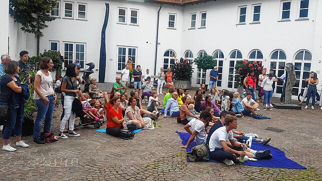Die Besucher genossen im August 2020 im Schlosshof ein Konzert der Band „Pause“.