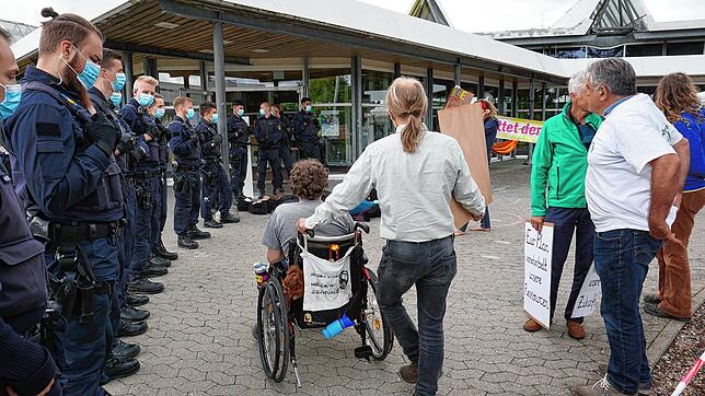 Die lautstärksten Klima-Aktivisten harrten über sechs Stunden bis zum Ende der Sitzung des Regionalverbands aus. Die Polizei sorgte ...