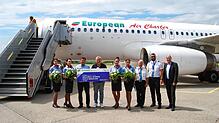 Peter Renner und Michael Münßinger von Tui empfangen gemeinsam mit Flughafen-Geschäftsführer Claus-Dieter Wehr die Crew der European Air ...