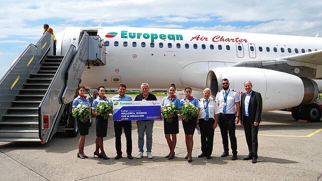 Peter Renner und Michael Münßinger von Tui empfangen gemeinsam mit Flughafen-Geschäftsführer Claus-Dieter Wehr die Crew der European Air ...
