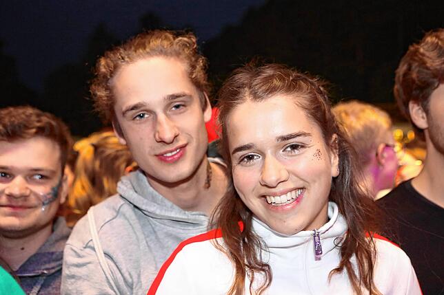 Bild 13: Am ersten Abend tanzen tausende Fans vor den Campus-Festival-Bühnen