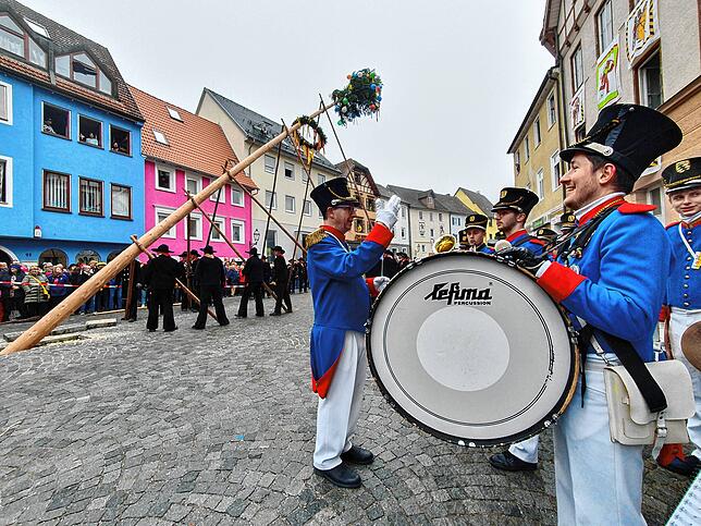 Die Stadtkapelle Oberndorf liefert Trommelwirbel und Narrenmärsche zum Narrenbaumstellen.