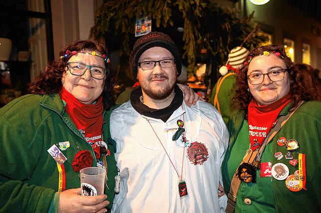 Bild 25: In der Altstadt treffen sich Hexen, Einhörner und Piraten bei der Straßenfasnacht