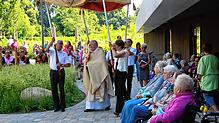Erstmals endete die Fronleichnamsprozession vor dem neuen Pflegeheim.