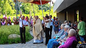 Erstmals endete die Fronleichnamsprozession vor dem neuen Pflegeheim.