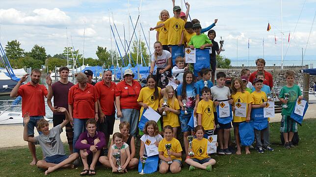Mehr als 25 begeisterte Nachwuchssegler waren ein ganzes Wochenende lang im Opti-Trainingslager im Yachtclub Immenstaad. Foto: Susanne Hogl