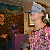 Redakteurin Anna-Lena Stauder probiert aus, was Besucher künftig an drei verschiedenen VR-Stationen im Museum zu sehen bekommen.