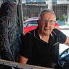 Busfahrer Hans Peter, der für Autoreisen Fischer fährt, bei seiner Pause am Schwarzen Tor.