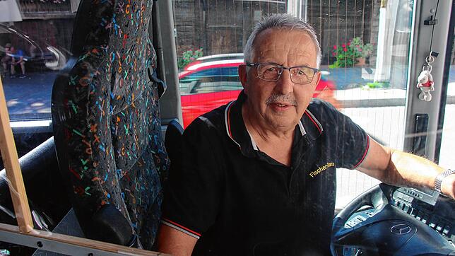 Busfahrer Hans Peter, der für Autoreisen Fischer fährt, bei seiner Pause am Schwarzen Tor.