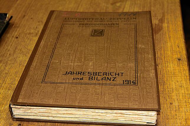 Albrecht Graf Brandenstein-Zeppelin lagert in seinem Schloss in Mittelbiberach große Teile des Archivs der Zeppelin-Stiftung. Darunter ...