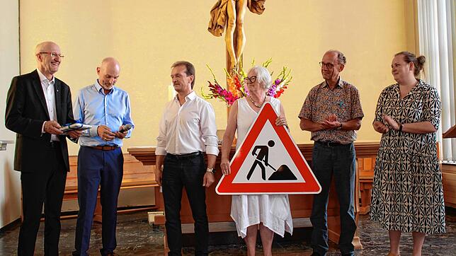 Rainer Stockburger empfing von den Kirchengemeinderäten Jürgen Sauter, Jakob Rüb, Gudrun Stolz und Julia Reiser (von links) Dank und ...