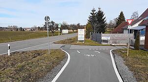 Ende im Gelände: Der Radweg von Heiligenberg über Betenbrunn nach Wintersulgen (im Bildhintergrund links) endet vorerst noch in ...