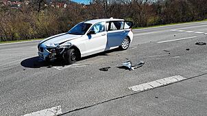 Am Dienstagmittag ist es an der Einfahrt von der Außer-Ort-Straße in die Unterdorfstraße zu einem Unfall mit zwei Autos gekommen. Die ...