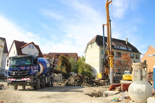 Der Neubau von 32 Wohnungen in viergeschossigen Gebäuden an der Riedleparkstraße hat begonnen. Bauherr ist die Fränkel AG.