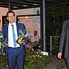 Landrat Martin Kistler (rechts) gratuliert Tobias Gantert zur Wiederwahl als Bürgermeister von Ühlingen-Birkendorf. Links im Bild ...