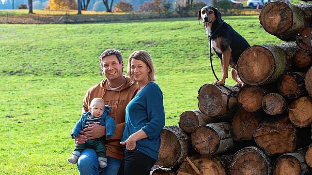 Der FDP-Kandidat für die Landtagswahlen, Markus Bumiller, ist mit seiner Frau Lydia, Sohn Maximilian und Rettungshund Lotte gern in der ...
