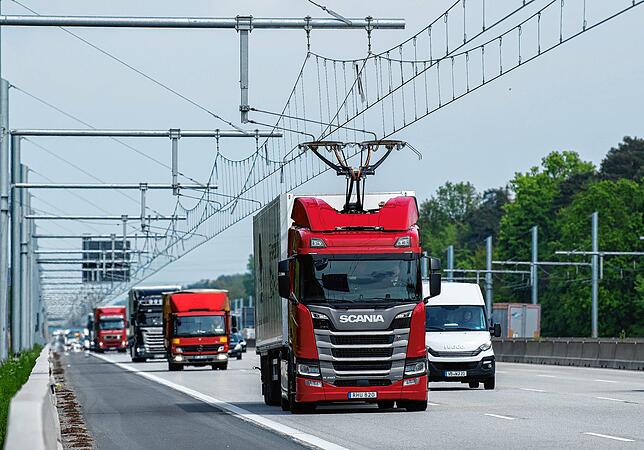 Eine Scania Hybrid-Zugmaschine fährt mit ausgefahrenem Stromabnehmer während der Inbetriebnahme der ersten deutschen Teststrecke für ...