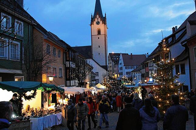 Auch die Energiekrise macht Sorgen: Ein Weihnachtsmarkt ohne so eine Beleuchtung (Archivbild) ist für den Marketingverein Engen schwer ...