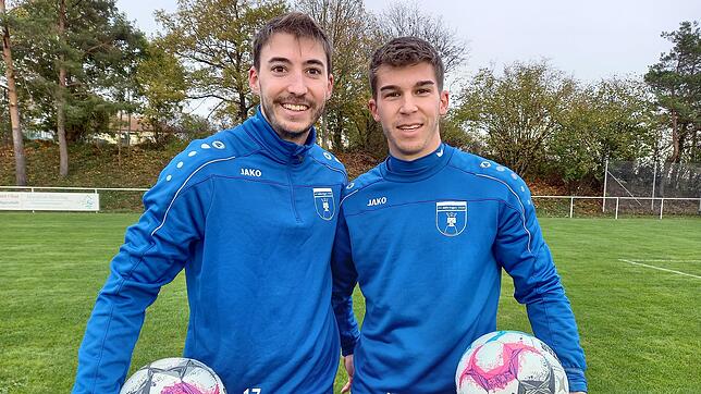 Maximilian (links) und Jonathan Bell. Die Brüder stehen seit dieser Saison erstmals gemeinsam auf dem Platz &ndash; bisher mit Erfolg.