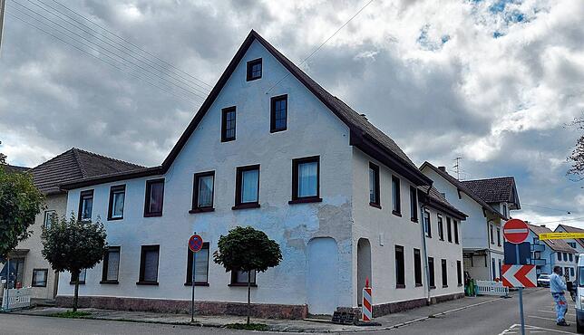Die Malerarbeiten an der Fassade sind noch nicht ganz abgeschlossen, der Schriftzug „Zum Bahnhof“ wird auch noch kommen.
