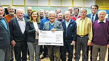 Die Mitglieder des Männerchors übergaben den Erlös aus dem Weihnachtsliedersingen an Sabine Reiser (vorn, Dritte von links), ...