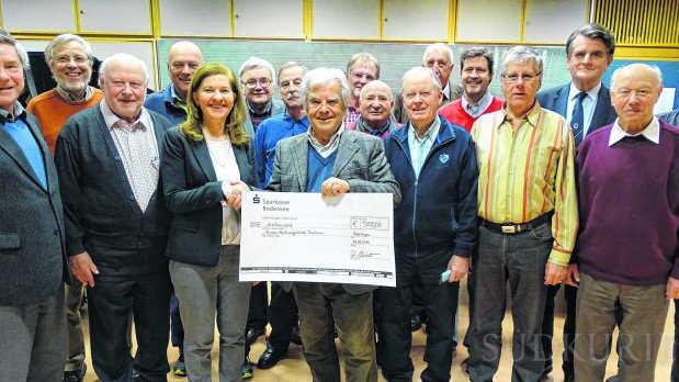Die Mitglieder des Männerchors übergaben den Erlös aus dem Weihnachtsliedersingen an Sabine Reiser (vorn, Dritte von links), ...