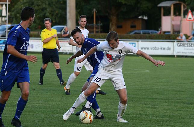Bild 12: FC Erzingen müht sich in der Verlängerung zum 3:2-Pokalsieg beim Lokalrivalen FC Geißlingen &ndash; und wir haben Bilder!