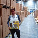 Gründer Salvatore Decker in der großen Lagerhalle, in der bereits das neue Weihnachtssortiment bereitsteht.