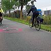 Hier kam der Rennradfahrer, der so wie die Radlerin in Gelb auf dem Bild stadtauswärts unterwegs war, zu weit nach links ab. Er streifte ...