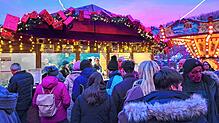 Andrang an einem Verkaufsstand: Grillwürstchen und Glühwein sind heiß begehrt auf dem Triberger Weihnachtszauber 2023.