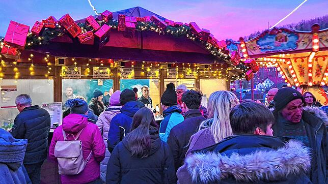 Andrang an einem Verkaufsstand: Grillwürstchen und Glühwein sind heiß begehrt auf dem Triberger Weihnachtszauber 2023.
