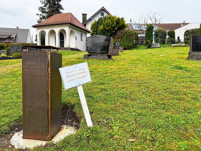 Die Stelen auf dem alten Friedhof sind schon vorbereitet, bald sollen die Skulpturen der acht Künstler dort stehen.