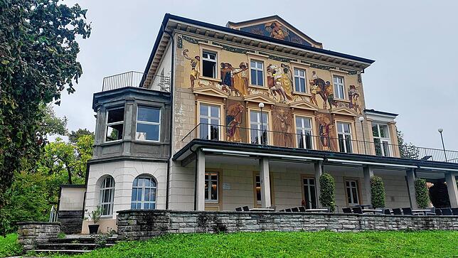 Die Villa Prym wurde 1877 vom Privatier Gustav Hammer in schlichter Manier gebaut. Sein Nachbesitzer Gustav Prym ließ sie mit Fresken ...