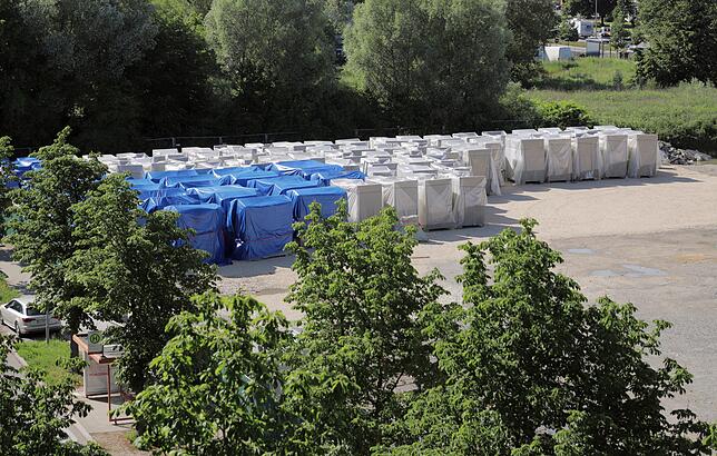 Gut eingepackt sind Bauteile für das Tagungszentrum an der Reichenaustraße.