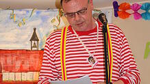 In Staunen versetzt der neue Pfarrer Johannes Kienzler das närrische Publikum bei seinem Fastnachtsgedicht. Er ist der neue ...