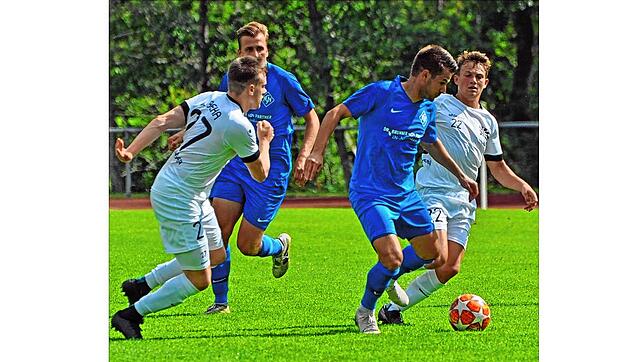 Gemeinsam versuchen die Villinger Jannik Beha (links) und Leon Albrecht (rechts), dem Neustädter Sime Fantov den Ball abzunehmen. Der ...