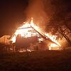 Ein Bauernhaus brennt lichterloh (Symbolbild). Zwischen 1923 und 1956 ereigneten sich auf dem Hotzenwald viele Brände. Das hatte einen ...