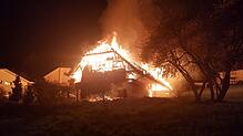 Ein Bauernhaus brennt lichterloh (Symbolbild). Zwischen 1923 und 1956 ereigneten sich auf dem Hotzenwald viele Brände. Das hatte einen ...