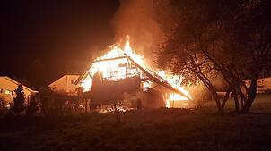 Ein Bauernhaus brennt lichterloh (Symbolbild). Zwischen 1923 und 1956 ereigneten sich auf dem Hotzenwald viele Brände. Das hatte einen ...