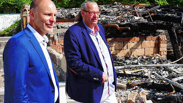 Zwei, die sich seit Monaten für den Wiederaufbau der völlig zerstörten Scheffelhalle stark machen: Oberbürgermeister Bernd Häusler ...