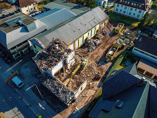 Der Bagger reißt vom früheren Parkplatz aus das Gebäude im Herzen Villingens ein. Dies ist auf dem Luftbild gut zu sehen.