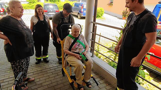 Die Feuerwehr ersetzt im betreuten Wohnen den defekten Aufzug (von links): Lina Hogg vom Betreuten Wohnen, Jessica Hirt, Pascal Varona ...