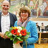 Ute Seifried mit Singens Oberbürgermeister Bernd Häusler nach ihrer Wiederwahl im Frühjahr 2023. Nun ist klar: Seifried wird nicht ...